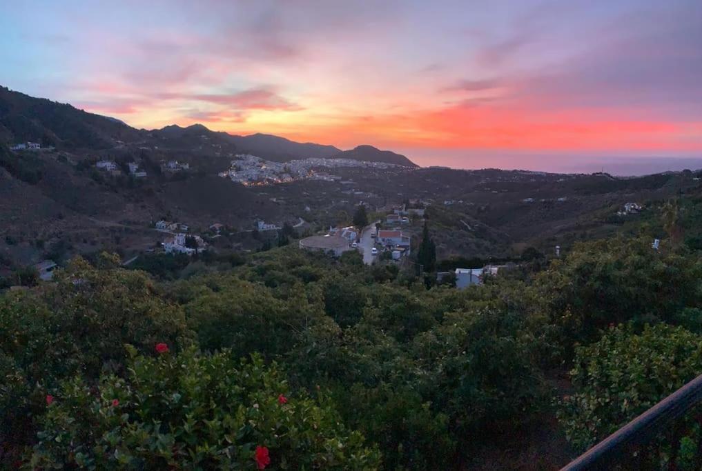 Villa En Frigiliana Con Piscina, Jacuzzi Y Espectaculares Vistas Bagian luar foto
